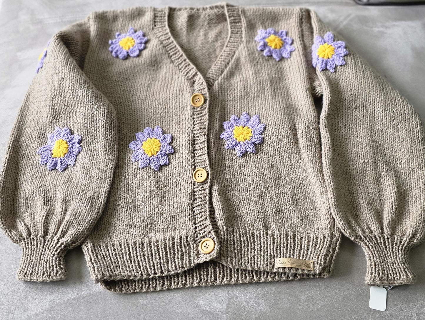 Handmade Flower Cardigan: Trendy Knitwear with Daisy Accents