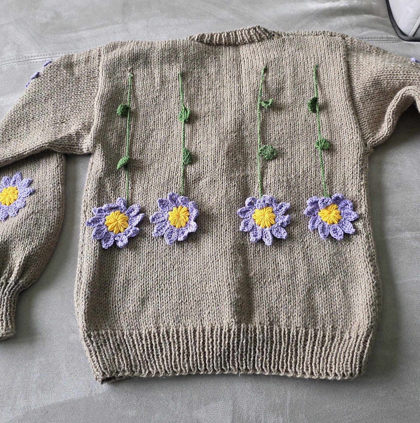 Handmade Flower Cardigan: Trendy Knitwear with Daisy Accents