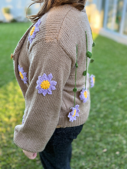 Handmade Flower Cardigan: Trendy Knitwear with Daisy Accents