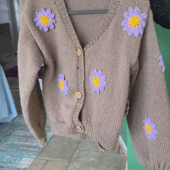 Handmade Flower Cardigan: Trendy Knitwear with Daisy Accents