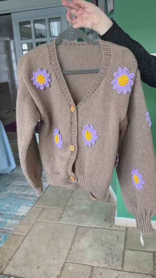 Handmade Flower Cardigan: Trendy Knitwear with Daisy Accents